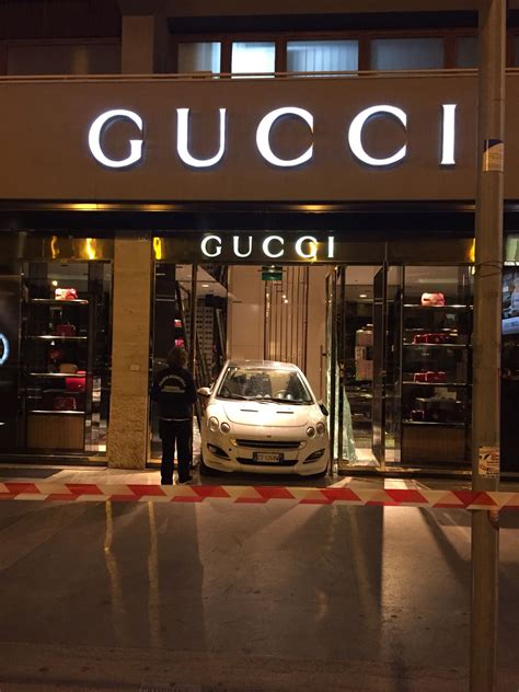 Vetrina di Gucci sfondata 